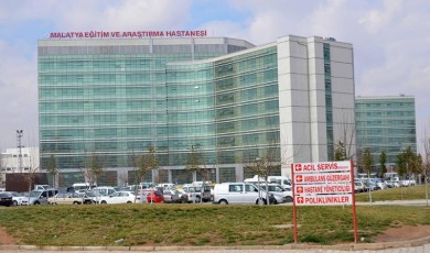 Feci kaza! İş makinesi ile konteyner arasına sıkıştı...