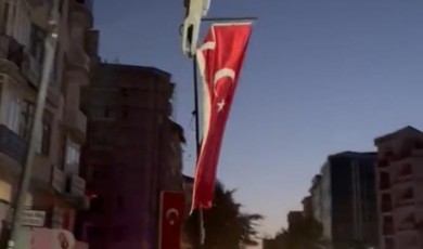 Malatya'da, Türk bayrağı için yıkım durduruldu!