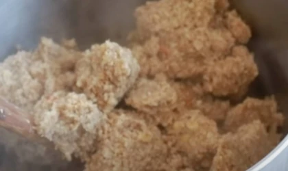 Malatyalı ustası 40 yıldır böyle yapıyor. Mercimek köftesinin püf noktası tencereye bir tutam eklemekmiş…