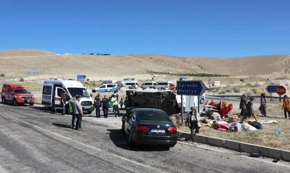 Tarım işçilerini taşıyan araç kaza yaptı: 9 yaralı