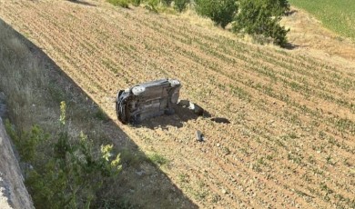 Yeşilyurt'ta, bir otomobil, sürücünün kontrolünden çıkarak tarlaya uçtu