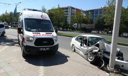 Aydınlatma direğine çarpan otomobil hurdaya döndü