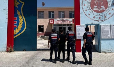 Firari hükümlü yakayı ele verdi