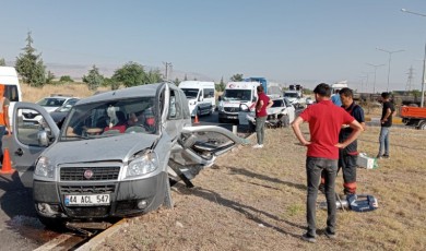 Hafif ticari araç ile otomobil çarpıştı!