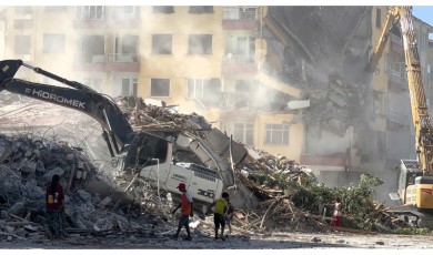 Hiçbir uyarıya aldırış etmeden tehlikeye koştular!