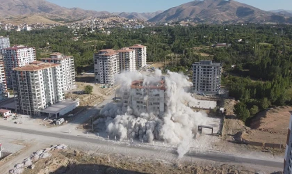 Malatya’daki yüksek binalar patlatılarak yıkılıyor