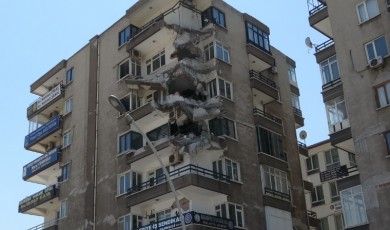 Yanlışlıkla yıkılan binanın molozları korkutuyor!