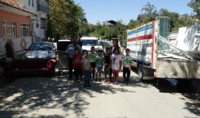 Yolu trafiğe kapatıp hasarlı binanın yıkılmasını istediler!