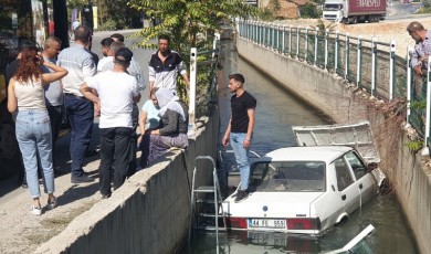 Başharık Mahallesi’nde, otomobil sulama kanalına düştü!