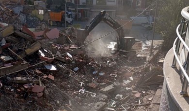Bu da kontrolsüz yıkım! Malatya'da ağır hasarlı bina sağlam binanın üzerine devrildi