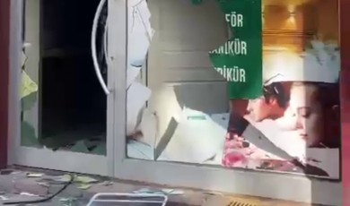 Camı ve çerçeveyi indiren adam salonu savaş alanına çevirdi