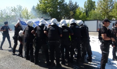 Çevik Kuvvet ekipleri, izinsiz gösteri gerçekleştiren gruba karşı...