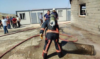 Deprem bölgesi Malatya'da, bir inşaat sahasındaki atölyede korkutan yangın!