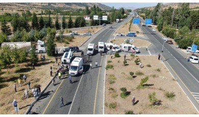 Elazığ-Malatya karayolunda tur minibüsü otobüse çarptı: 18 yaralı