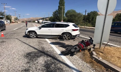 Erkenek'te, otomobille motosiklet çarpıştı!..