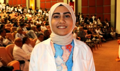 İlham alınacak bir hikaye: Melisa Metin, temizlik personeli olarak çalıştığı hastanenin doktoru olacak
