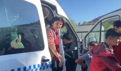 Kuluncak'ta skandal: Okul servisinde öğrenciler balık istifi taşındı!