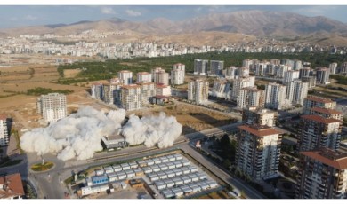 Malatya’da 350 dairenin bulunduğu 7 blok patlayıcı ile yıkıldı
