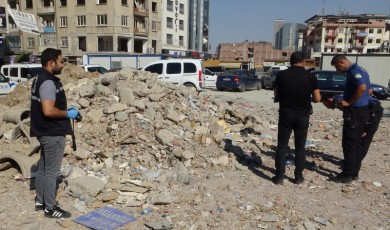 Malatya'da, enkaz arasında silahlı kavga!