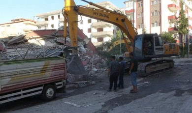 Malatya’da korkunç ihbar! “Bina çöktü, iş makinesi altında kaldı"