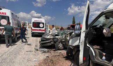 Nakliye kamyonu ile otomobil kafa kafaya çarpıştı!