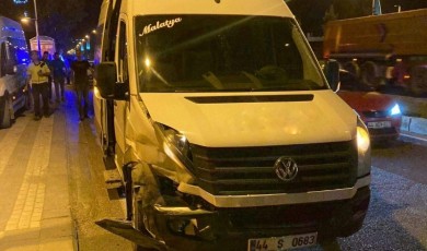 Özsan Sanayi mevkiinde iki araç birbirine girdi!