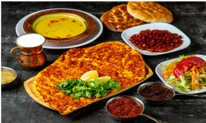 Şimdiye kadar yanlış yapmışız. Çıtır çıtır lahmacunun püf noktasını Somer Sivrioğlu açıkladı...
