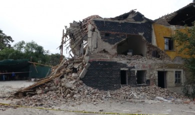 Battalgazi'de 2 katlı bina çöktü: Bölgeye çok sayıda polis sevk edildi