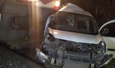 Hekimhan ilçesinde yük treni hemzemin geçitte araçla çarpıştı!
