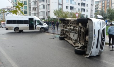 İnönü Mahallesi’nde minibüsle çarpışan öğrenci servisi devrildi!