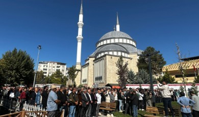 İsrail’in saldırılarında hayatını kaybeden Filistinliler için gıyabi cenaze namazı kılındı