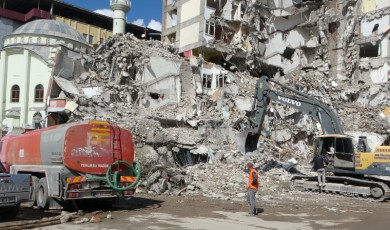 Kent merkezinde eş zamanlı gerçekleştirilen yıkım işlemleri hızlandı