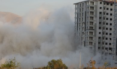 Malatya'da 12 ‘şer katlı 2 bloğun yıkımı kontrollü bir şekilde gerçekleştirildi