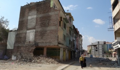 Malatya'da ağır hasarlı bina tehlike saçıyor: Çevredekiler tedirgin!