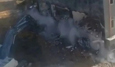 Malatya'da ağır hasarlı binaya dokunan kepçe binanın altında kaldı
