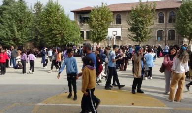 Malatya'da veliler okullara akın ettiler! Depreme okulda yakalanan çocuklar...