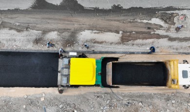 Tevfik Temelli Caddesi üzerinde depremde tahrip olan kaldırımlar yenileniyor