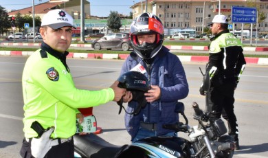 Trafik polisleri Malatya’da motosiklet sürücülerine ücretsiz kask dağıttı