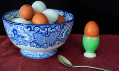 Yumurtayı kolay soymak için bir tutam haşlama suyuna atmak yetiyor. Kabuklar anında soyuluyor…