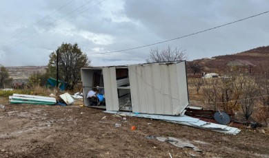 Depremzedelerin çilesi bitmiyor: Malatya’da şiddetli fırtına konteynerleri uçurdu