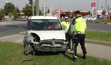 Malatya - Ankara karayolunda hafif ticari araçla çarpışan araç refüje savruldu