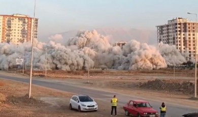 Malatya'da 3 blok, 380 kilogram patlayıcı madde kullanılarak yıkıldı