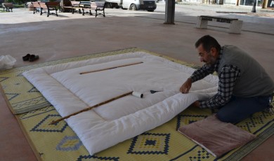 Malatya'da, açık alanda yorgancılık yapan esnaf Hasan Çelik, konteyner iş yeri istiyor
