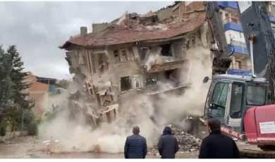 Malatya'da ağır hasarlı bir bina birkaç dokunuşla yerle bir oldu!