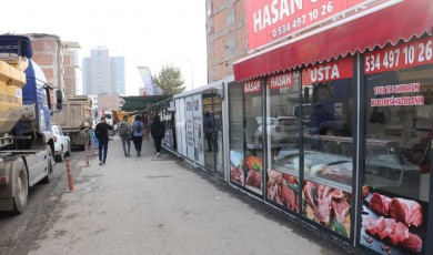 Malatya'da, şantiye sahasındaki esnaflardan geçici konteynerlerin kaldırılması istendi