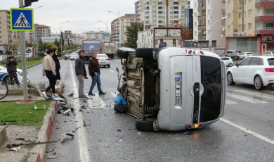 Trafik canavarı iş başındaydı! Çöşnük kavşağında feci kaza...
