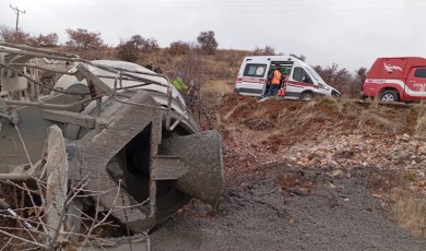 Deprem bölgesi Malatya’da beton mikseri devrildi: 1 yaralı