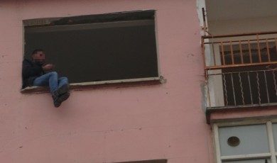 Deprem bölgesi Malatya'da, canını hiçe sayan genç, polisi alarma geçirdi!