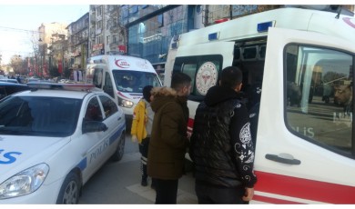 Kışla Caddesi üzerinde bıçaklı saldırıya uğrayan genç ağır yaralandı!