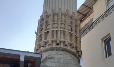 Malatya'da, minaresi tahta ile güçlendirilen cami, tehlike saçıyor!